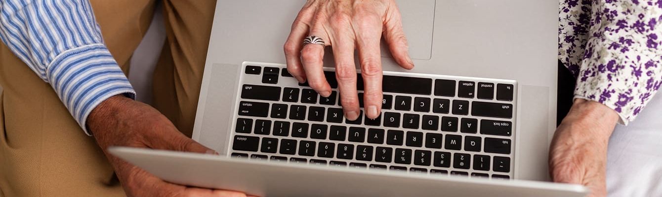 vista-superior-pareja-senior-usando-laptop